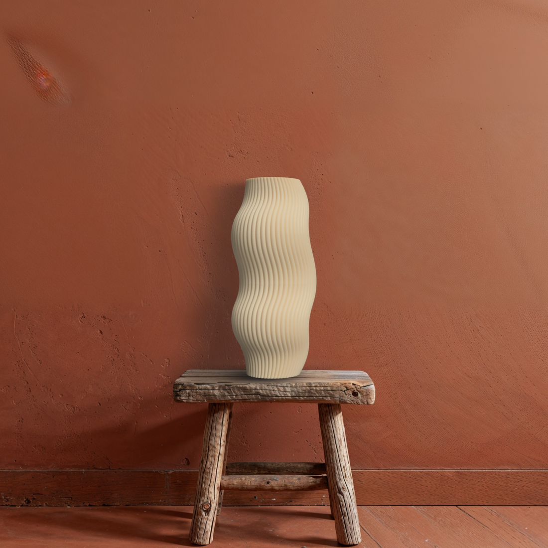 3D vaas Grazia met golvende structuur op een houten kruk tegen een rustieke achtergrond