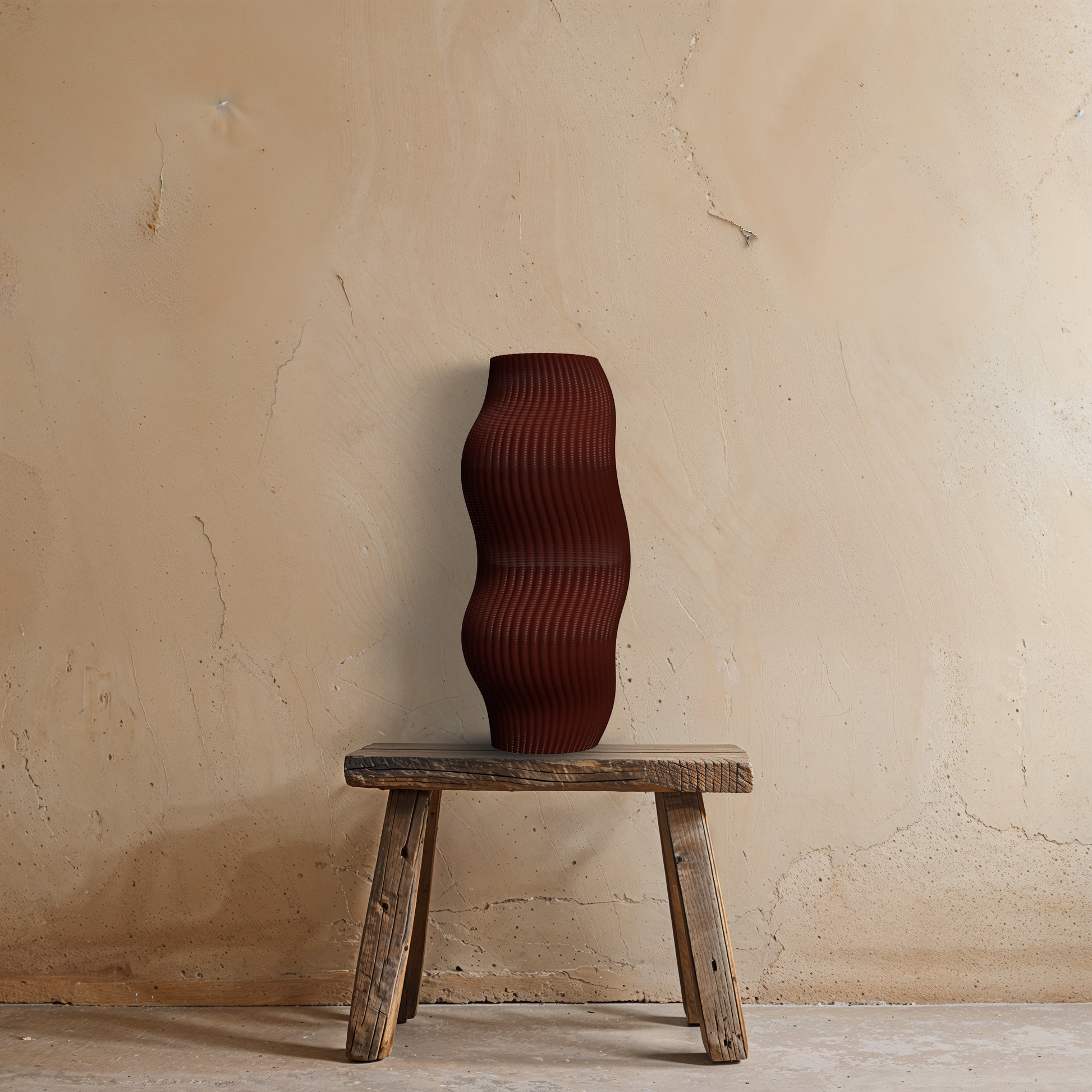 3D vaas Grazia in rustkleur op een houten kruk tegen een beige muur