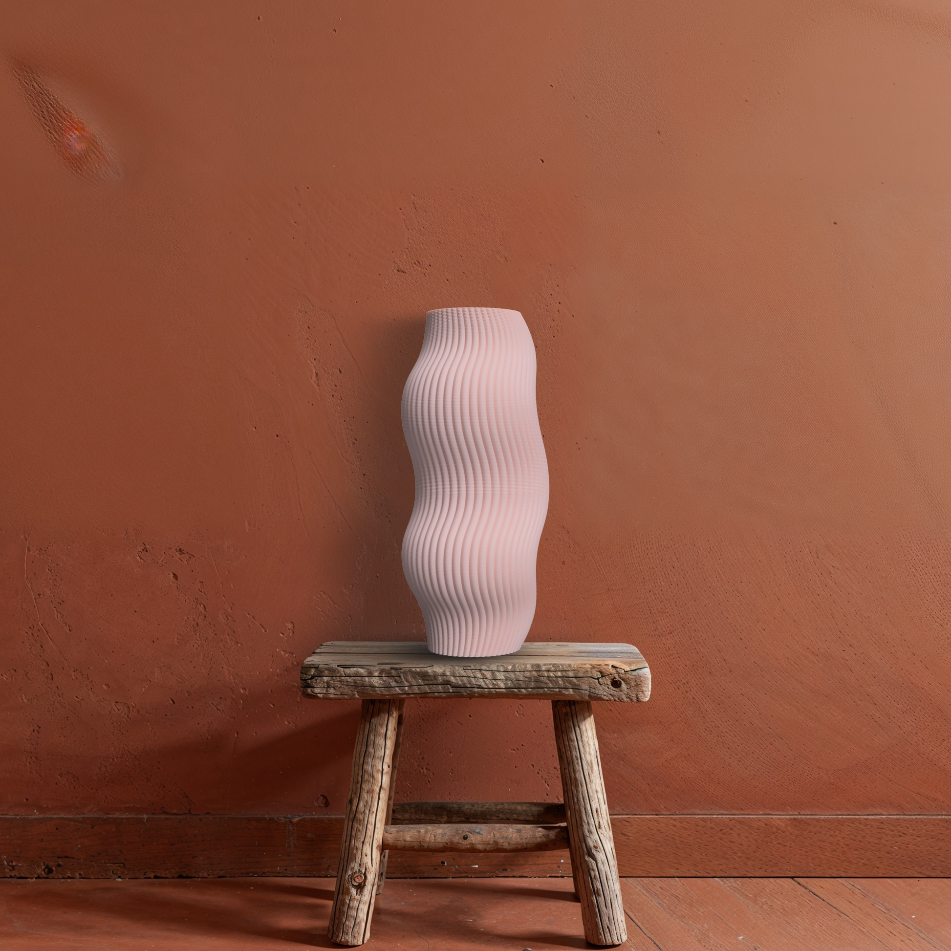 3D vaas Grazia op een houten kruk tegen een aardse achtergrond, gemaakt van 100% gerecycled bioplastic.