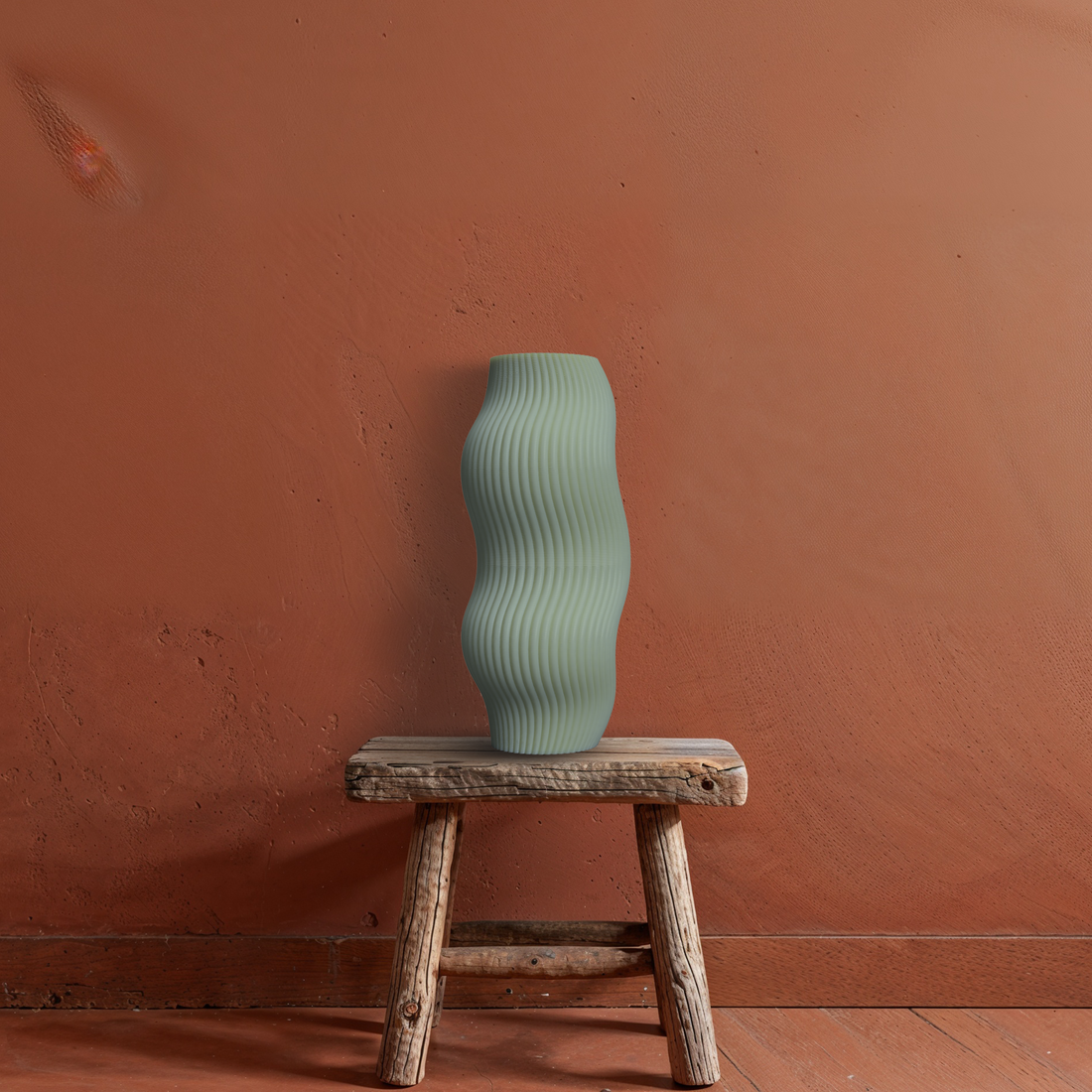 3D vaas Grazia met golvende structuur op een houten kruk tegen een rustieke achtergrond